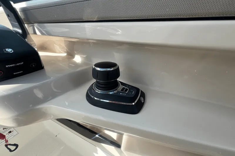 Slide: The Image of Boston Whaler 280 Vantage 2026 - 31