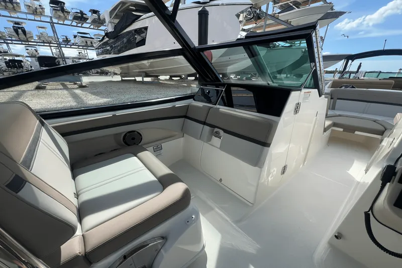 Slide: The Image of Boston Whaler 280 Vantage 2026 - 33