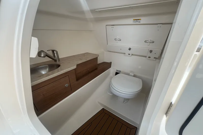 Slide: The Image of Boston Whaler 280 Vantage 2026 - 34