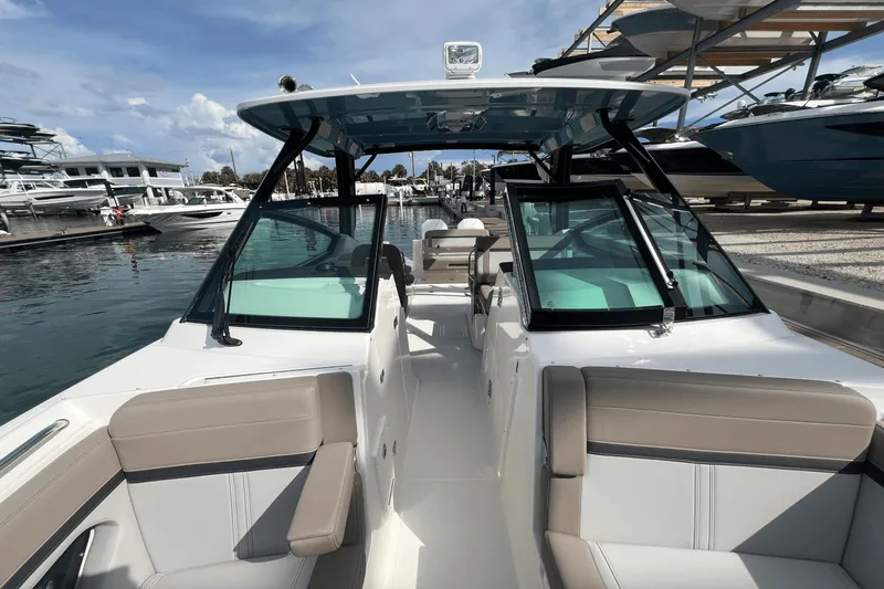Slide: The Image of Boston Whaler 280 Vantage 2026 - 36