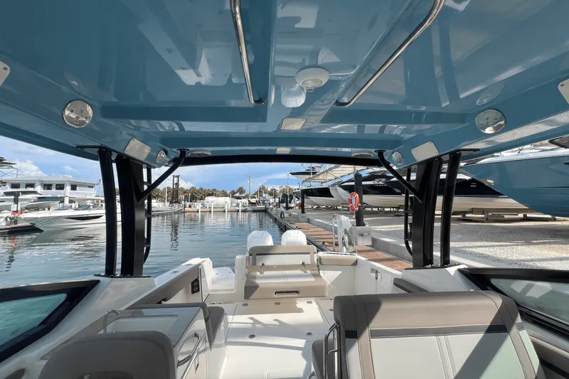 Slide: The Image of Boston Whaler 280 Vantage 2026 - 37