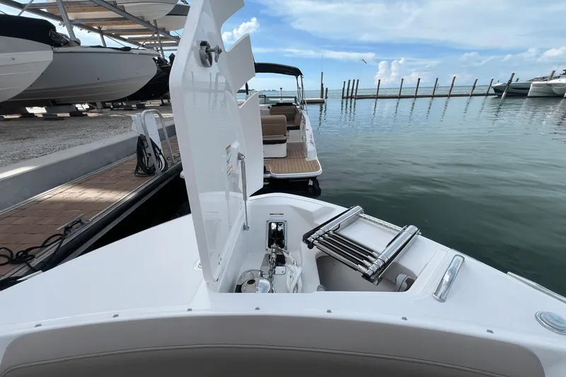 Slide: The Image of Boston Whaler 280 Vantage 2026 - 40