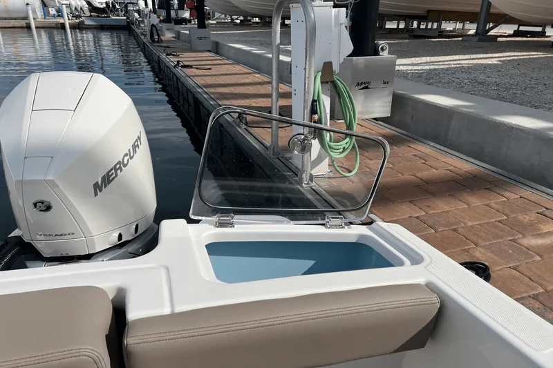 Slide: The Image of Boston Whaler 280 Vantage 2026 - 41