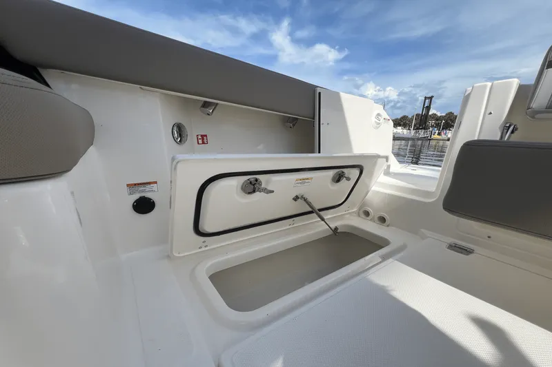 Slide: The Image of Boston Whaler 280 Vantage 2026 - 42