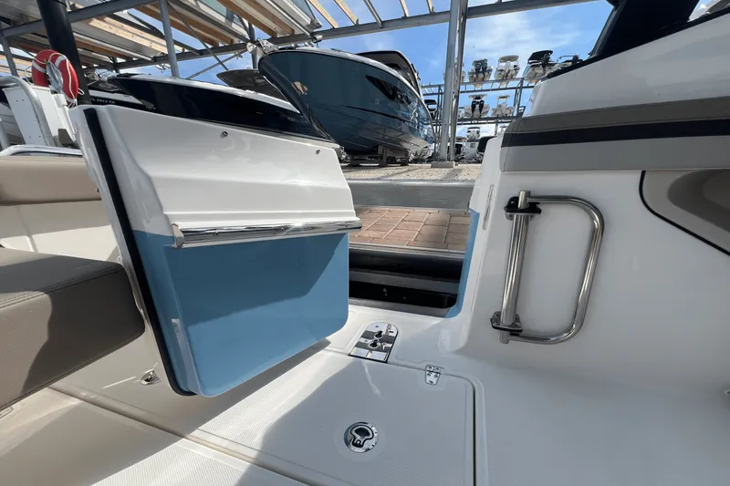 Slide: The Image of Boston Whaler 280 Vantage 2026 - 43