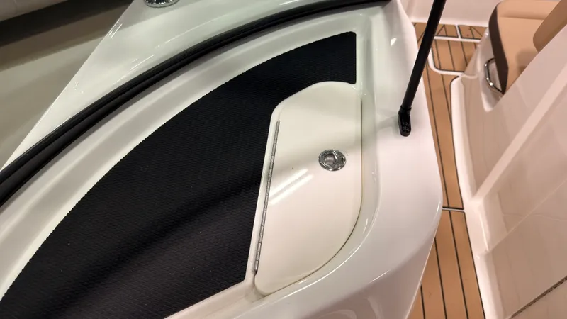 Slide: The Image of Sea Ray SDX 230 2026 - 40