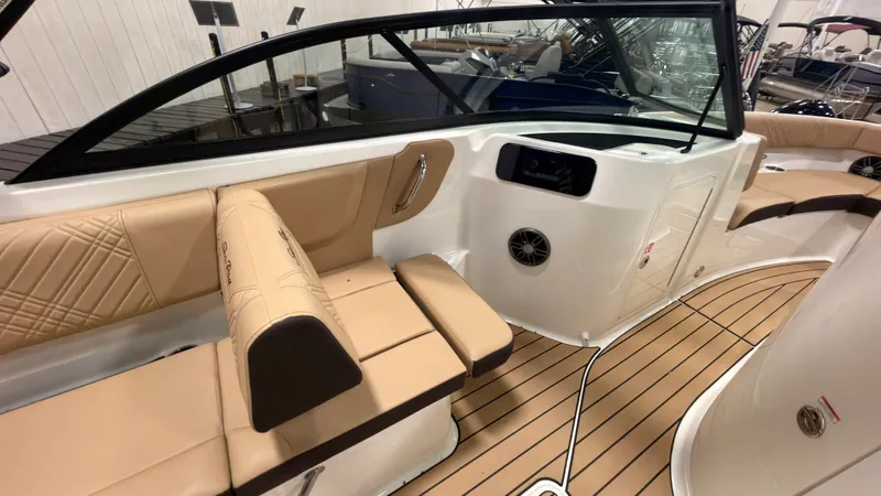 Slide: The Image of Sea Ray SDX 230 2026 - 35
