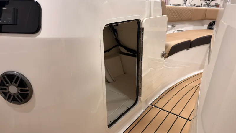 Slide: The Image of Sea Ray SDX 230 2026 - 49