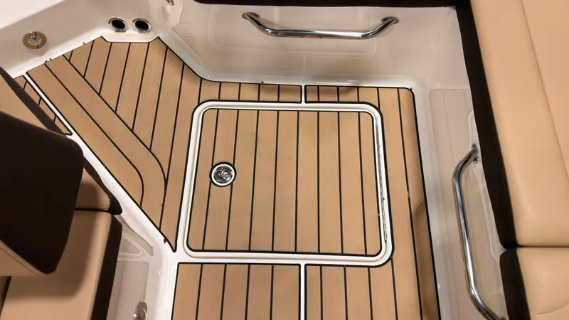 Slide: The Image of Sea Ray SDX 230 2026 - 19