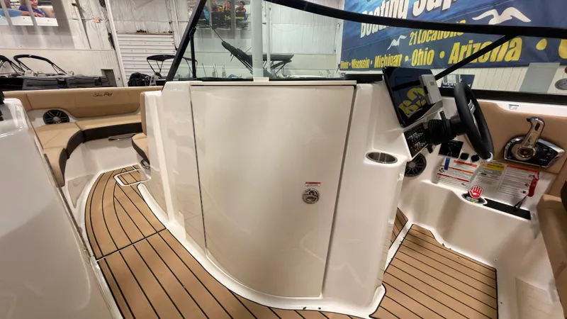 Slide: The Image of Sea Ray SDX 230 2026 - 42