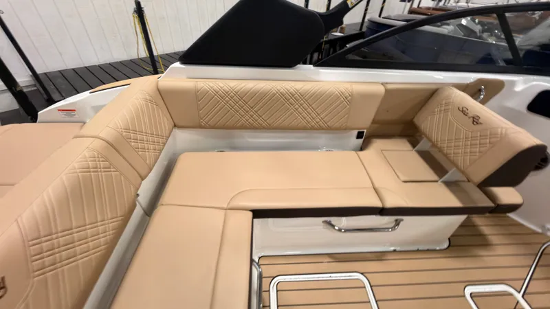 Slide: The Image of Sea Ray SDX 230 2026 - 17