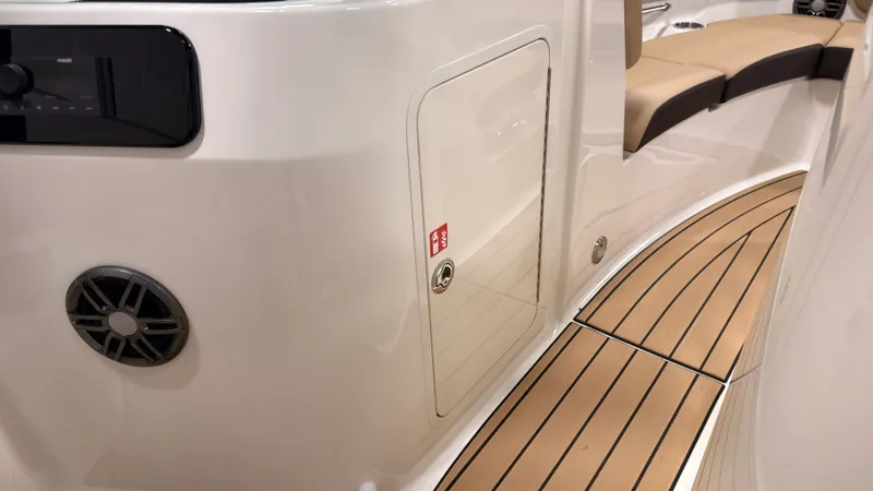 Slide: The Image of Sea Ray SDX 230 2026 - 48