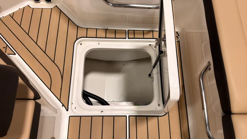 Slide: The Image of Sea Ray SDX 230 2026 - 20