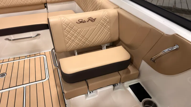 Slide: The Image of Sea Ray SDX 230 2026 - 37
