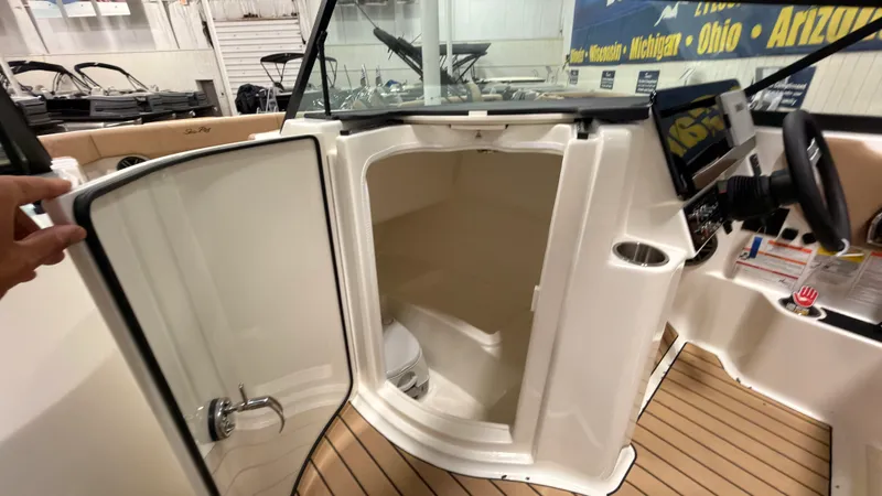 Slide: The Image of Sea Ray SDX 230 2026 - 43