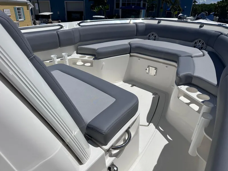 Slide: The Image of Boston Whaler 230 Outrage 2026 - 12