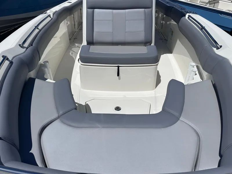 Slide: The Image of Boston Whaler 230 Outrage 2026 - 15