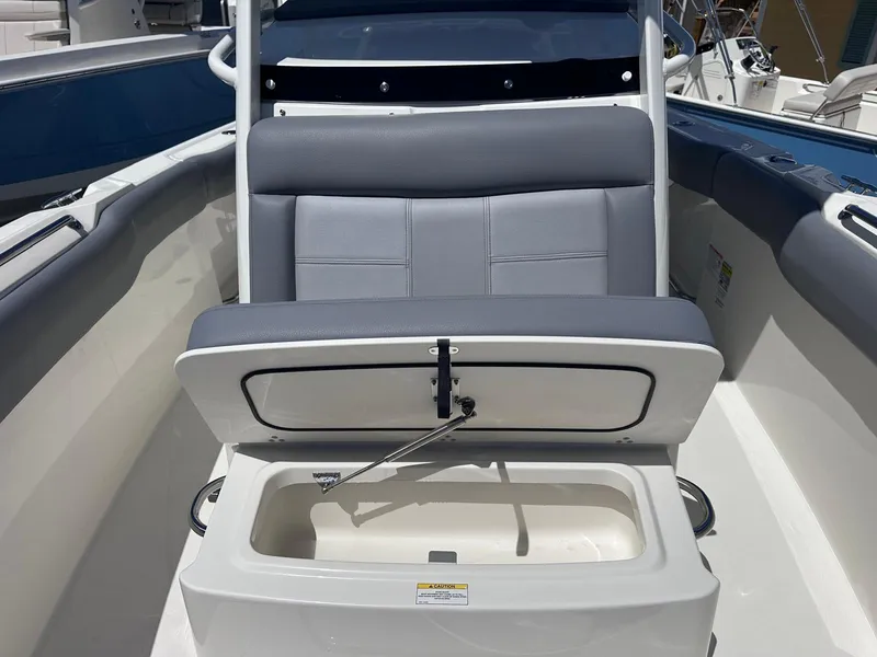 Slide: The Image of Boston Whaler 230 Outrage 2026 - 16