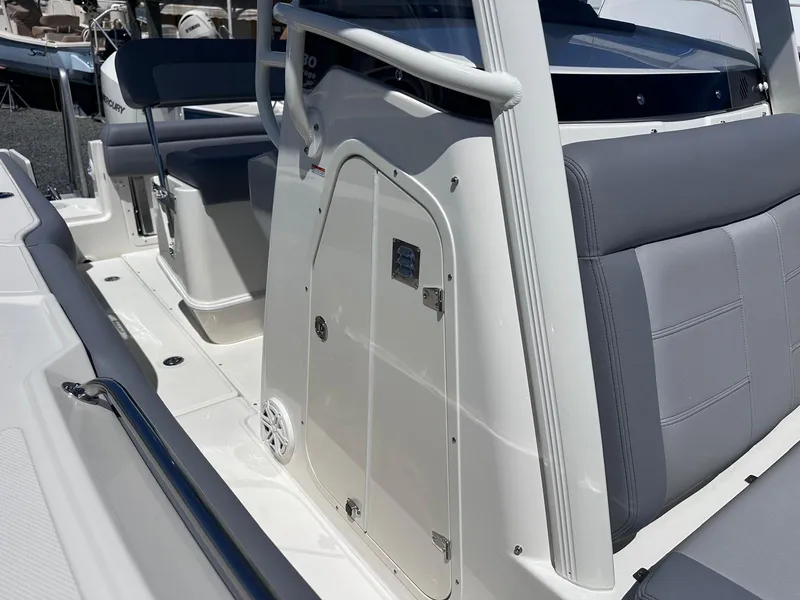 Slide: The Image of Boston Whaler 230 Outrage 2026 - 17