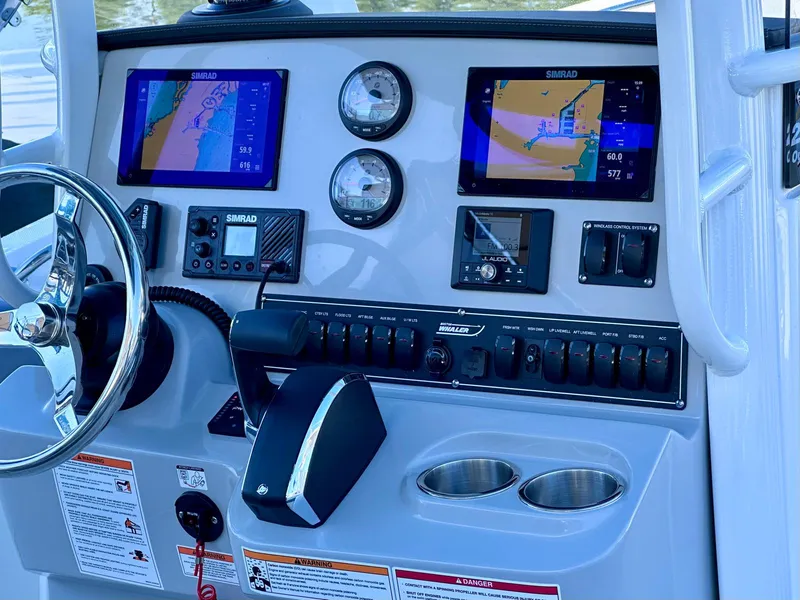 Slide: The Image of Boston Whaler 230 Outrage 2026 - 21