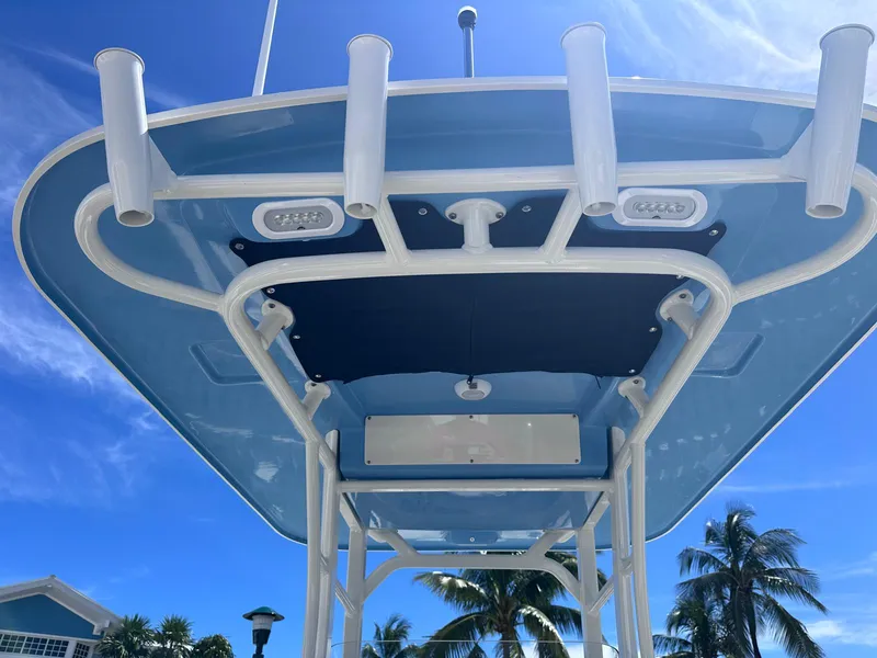 Slide: The Image of Boston Whaler 230 Outrage 2026 - 22