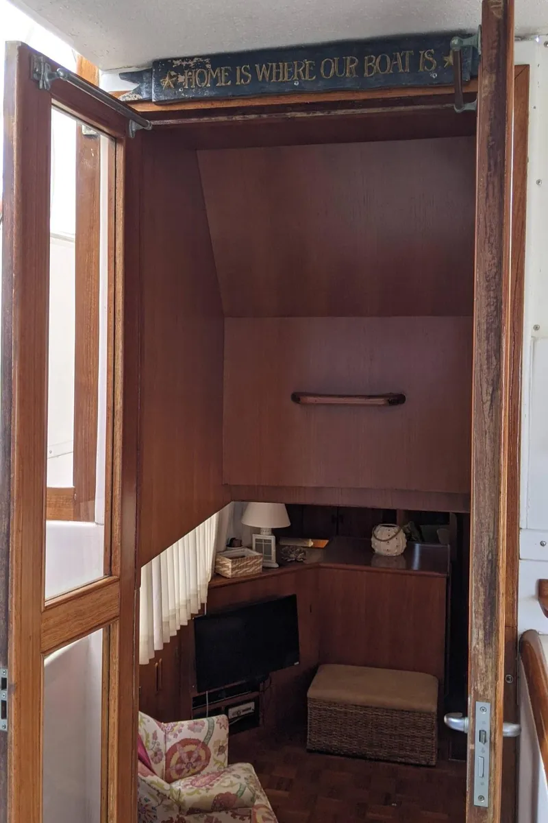 Slide: The Image of Interior of 1992 Jefferson 43 Sun Deck yacht with cozy furnishings. - 20