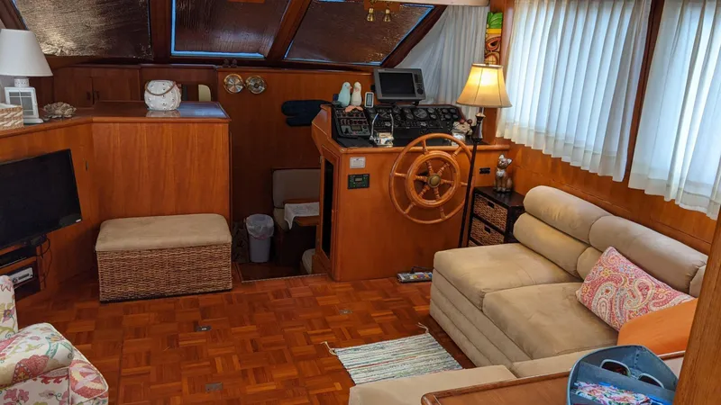 Slide: The Image of Interior of a 1992 Jefferson 43 Sun Deck yacht with cozy living area. - 22