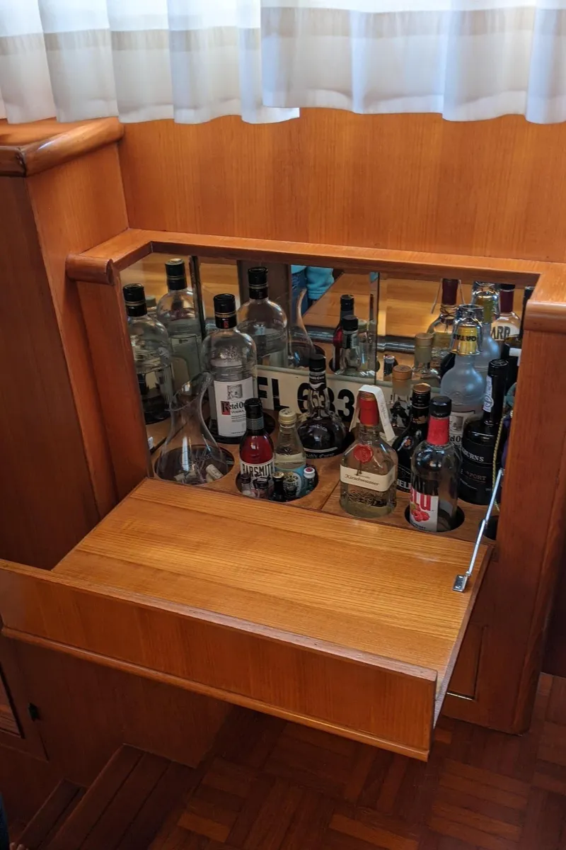 Slide: The Image of Bar area on a 1992 Jefferson 43 Sun Deck yacht. - 31