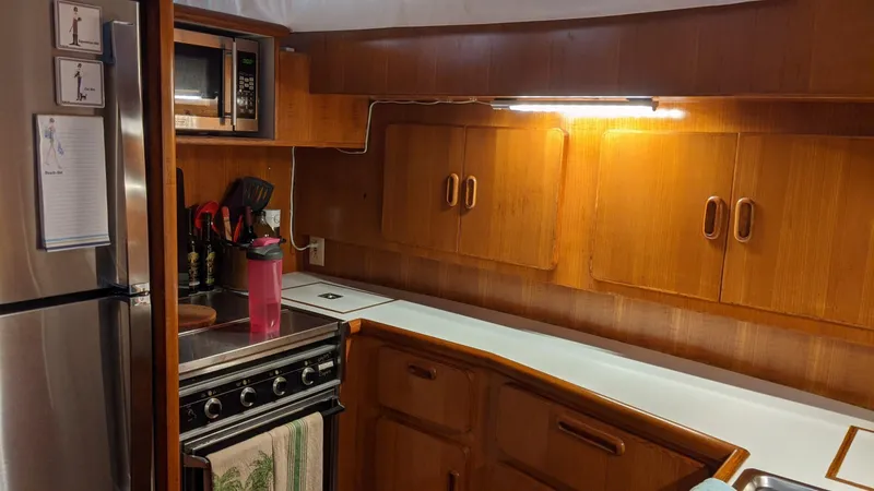 Slide: The Image of Kitchen area on a 1992 Jefferson 43 Sun Deck boat. - 32
