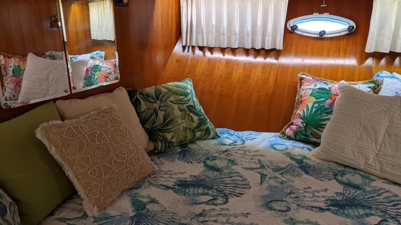Slide: The Image of Interior of a 1992 Jefferson 43 Sun Deck yacht with cozy pillows. - 46