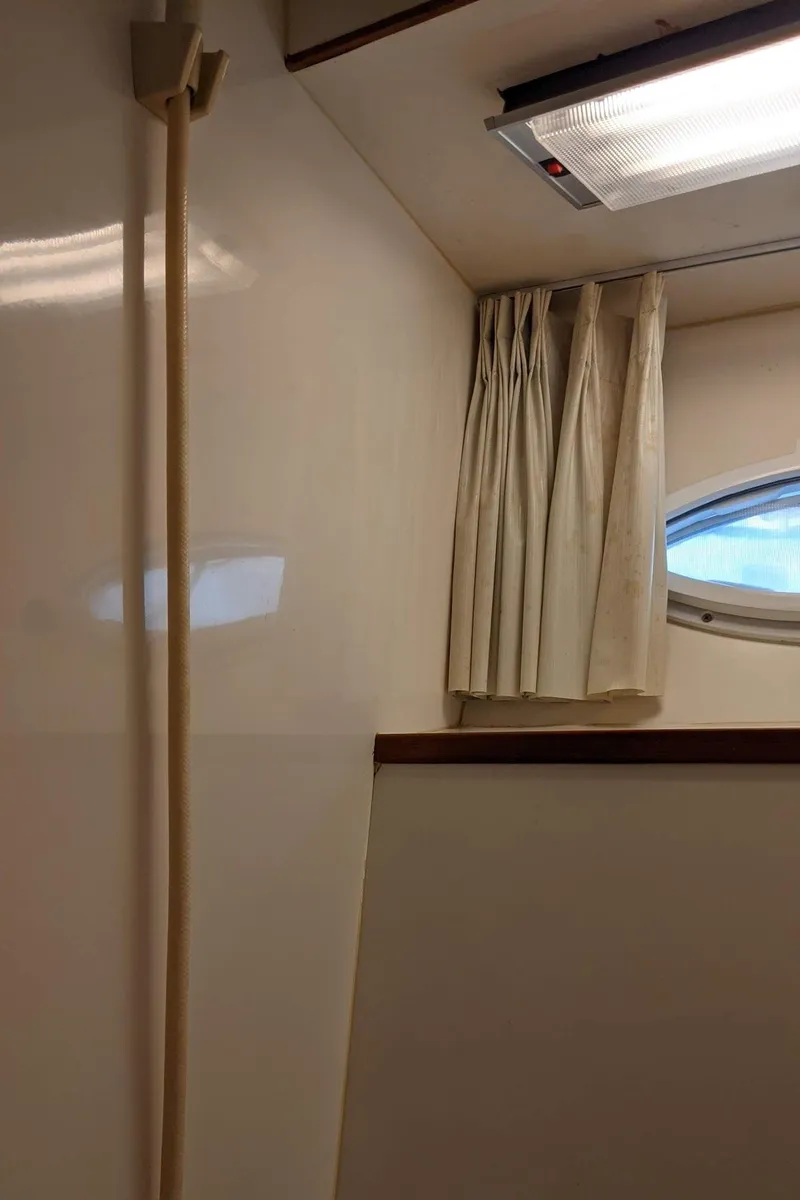 Slide: The Image of Interior of 1992 Jefferson 43 Sun Deck yacht. - 49