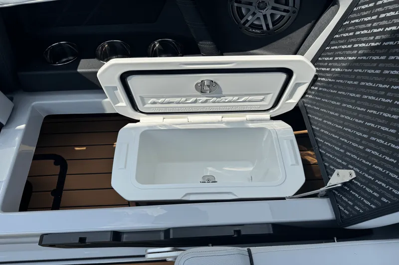 Slide: The Image of Nautique Super Air Nautique S21 2026 - 32