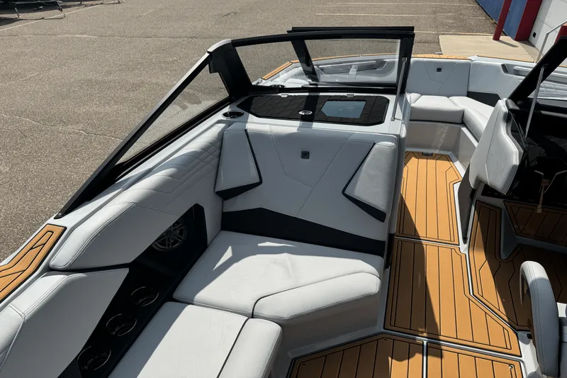 Slide: The Image of Nautique Super Air Nautique S21 2026 - 25