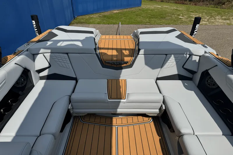 Slide: The Image of Nautique Super Air Nautique S21 2026 - 19