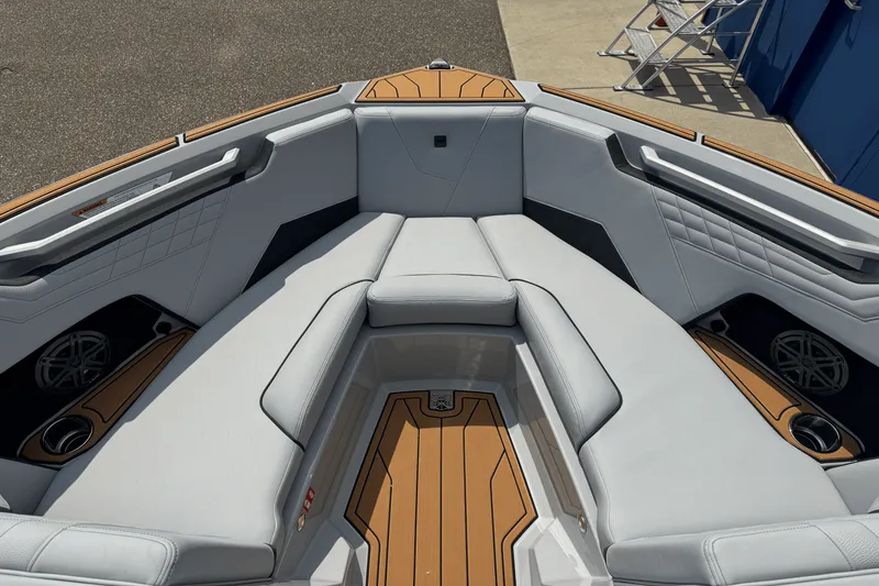 Slide: The Image of Nautique Super Air Nautique S21 2026 - 45