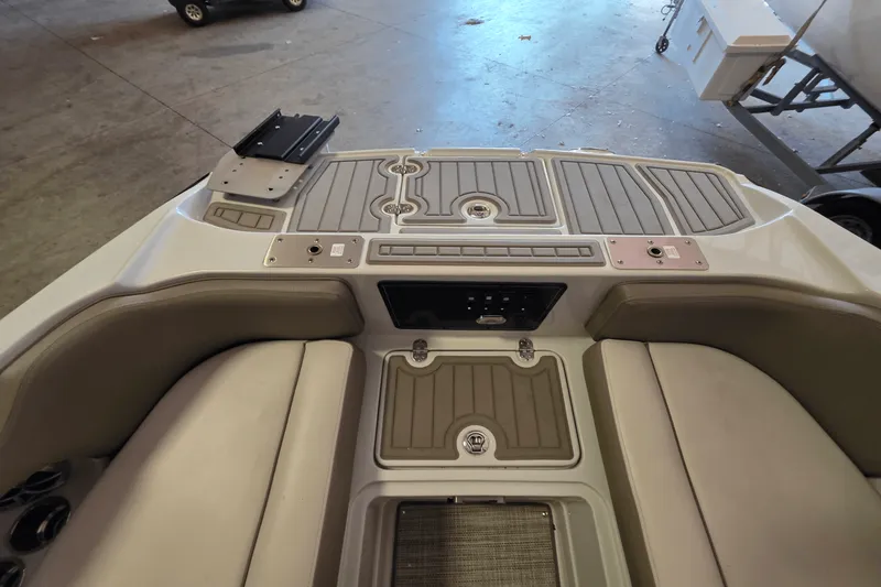 Slide: The Image of Crownline Boats E 205 XS 2021 - 9