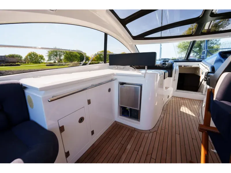 Slide: The Image of Sunseeker PREDATOR 60 2011 - 10
