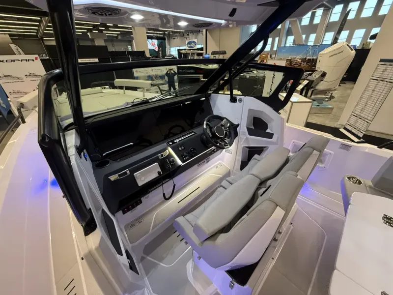 Slide: The Image of Axopar 29 SUN TOP 2026 - 10