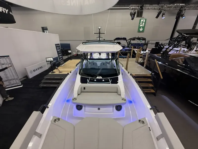 Slide: The Image of Axopar 29 SUN TOP 2026 - 25