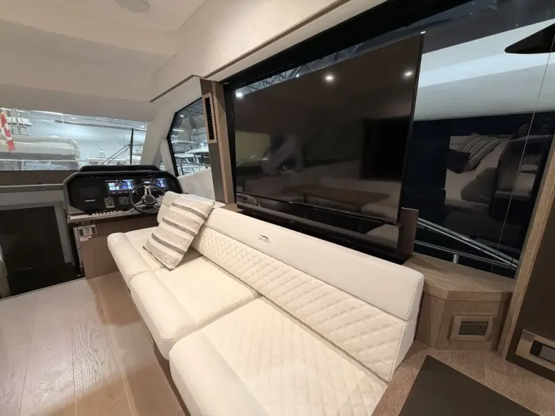 Slide: The Image of Galeon 500 FLY 2022 - 11
