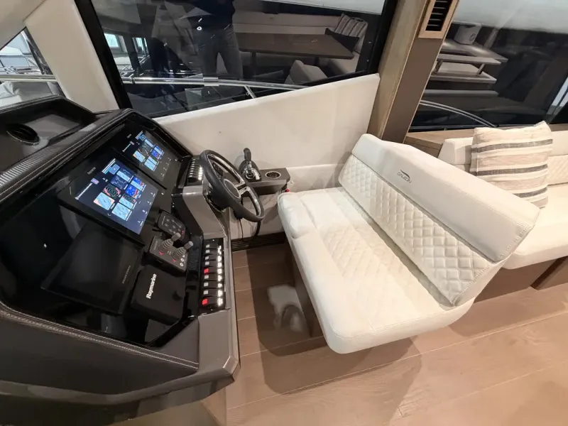 Slide: The Image of Galeon 500 FLY 2022 - 17