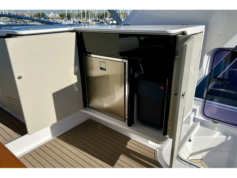 Slide: The Image of Azimut FLY 60 2024 - 14