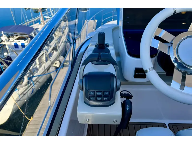 Slide: The Image of Azimut FLY 60 2024 - 18