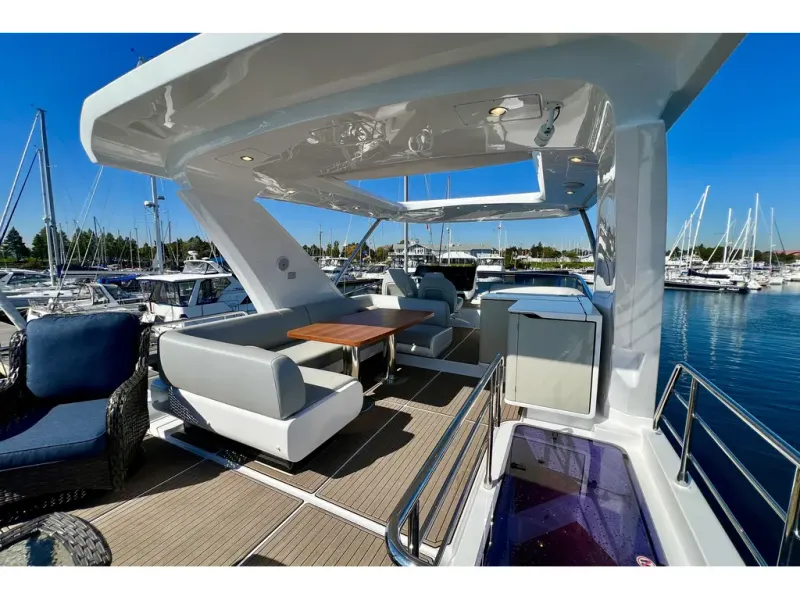 Slide: The Image of Azimut FLY 60 2024 - 22