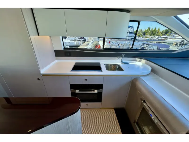 Slide: The Image of Azimut FLY 60 2024 - 39