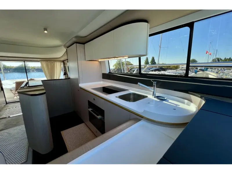 Slide: The Image of Azimut FLY 60 2024 - 40