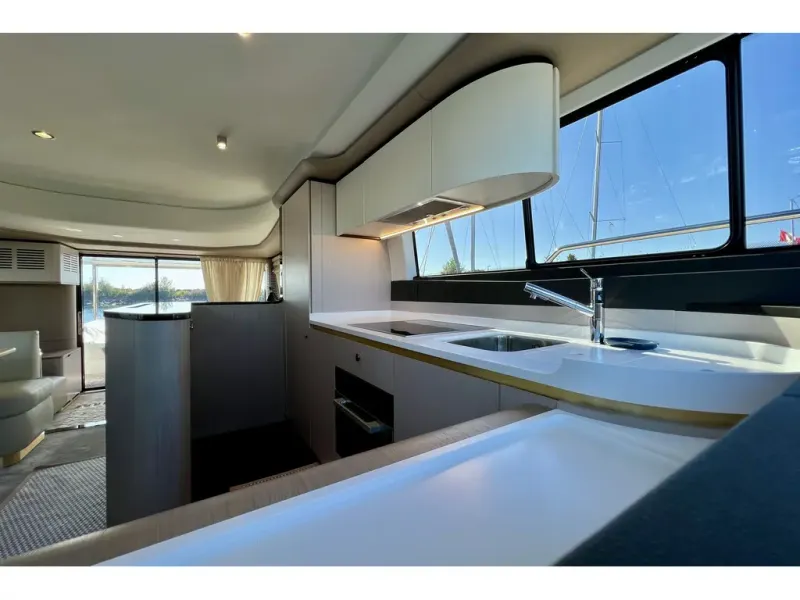 Slide: The Image of Azimut FLY 60 2024 - 41