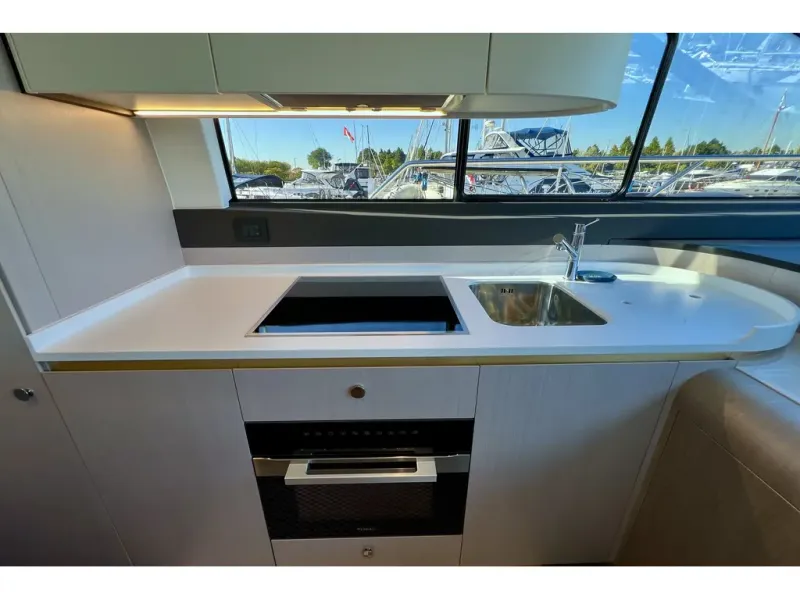 Slide: The Image of Azimut FLY 60 2024 - 42