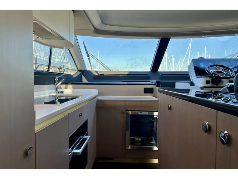 Slide: The Image of Azimut FLY 60 2024 - 43