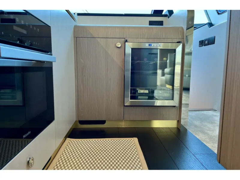 Slide: The Image of Azimut FLY 60 2024 - 44